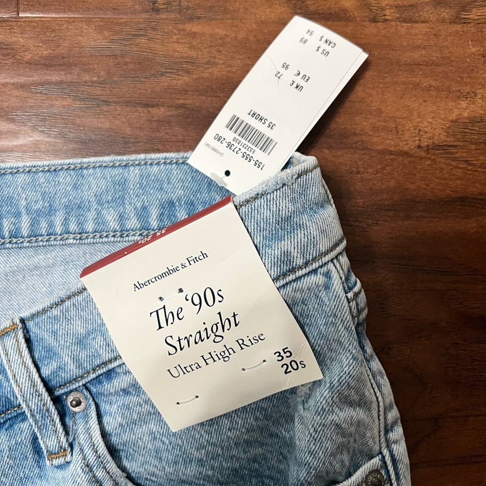 Abercrombie & Fitch
Ultra High Rise 90s Straight jeans